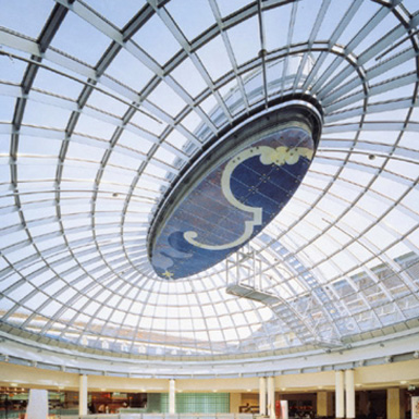 Das Bild zeigt eine Glasdach mit elektrischen Fensterantrieben und einem Zierglaselement in der Mitte