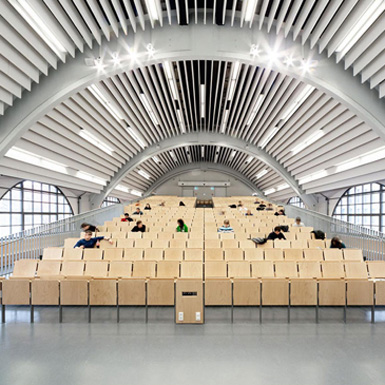 Das Bild zeigt das Maschinenhaus der TU Darmstadt von innen ein länglicher Vorlesungssaal mit ovaler Fensterkuppel mit elektrischen Fensteröffnern von Aumüller