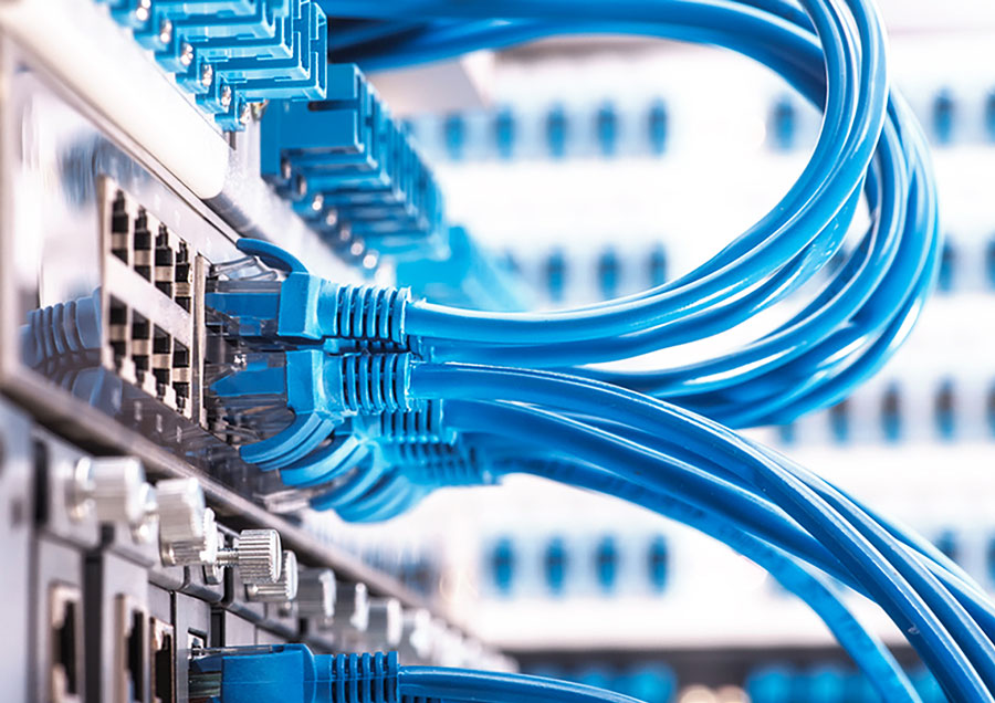 Das Bild zeigt mehrere blaue LAN-Kabel an einem Motherboard einer RWA Zentrale