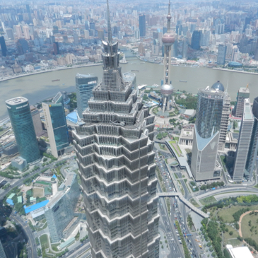 Auf dem Bild ist der Jin Mao Tower ein Wolkenkratzer in Turmform zu sehen