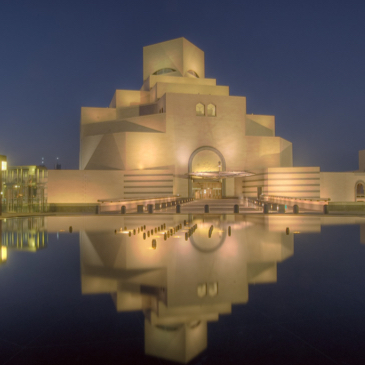 Auf dem Bild ist das Museum of Islamic Art in Doha zu sehen welches aus mehreren übereinander gelegten rechteckigen Strukturen besteht