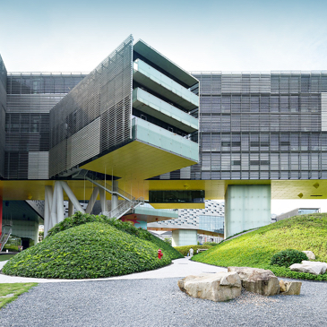 auf dem Bild sieht man das Vanke Center in Shenzhen ein auf Säulen und in den Boden gebauten Gebäudekomplex mit Glasfassaden und elektrischen Fensteröffnern