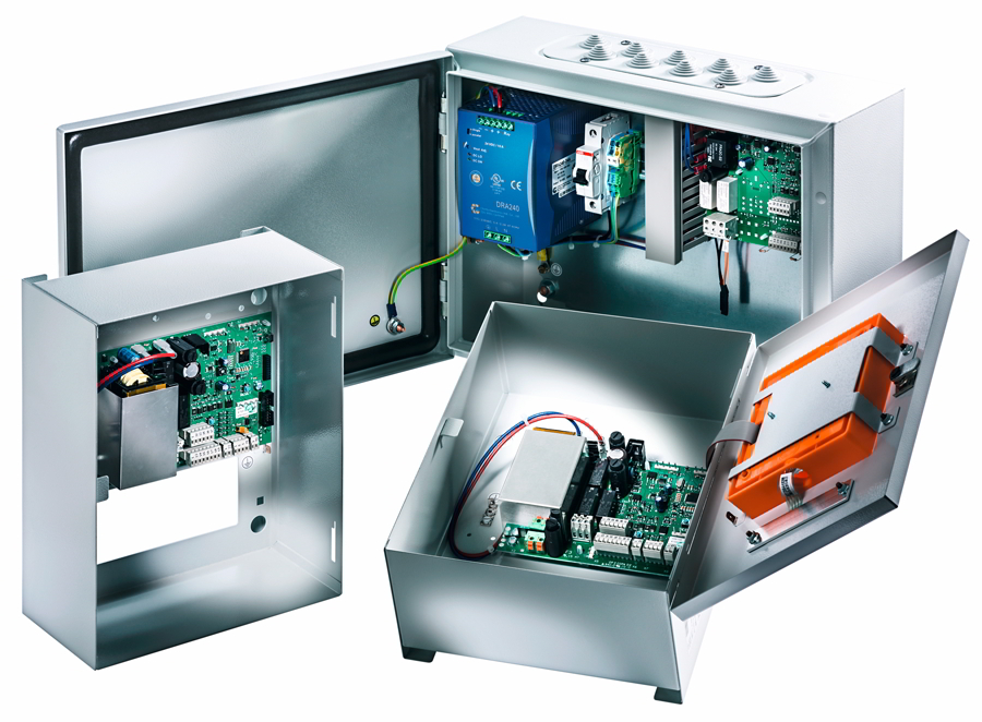 Das Bild zeigt drei offene Varianten des Sicherungskasten einer EMB 7300 RWA Zentrale