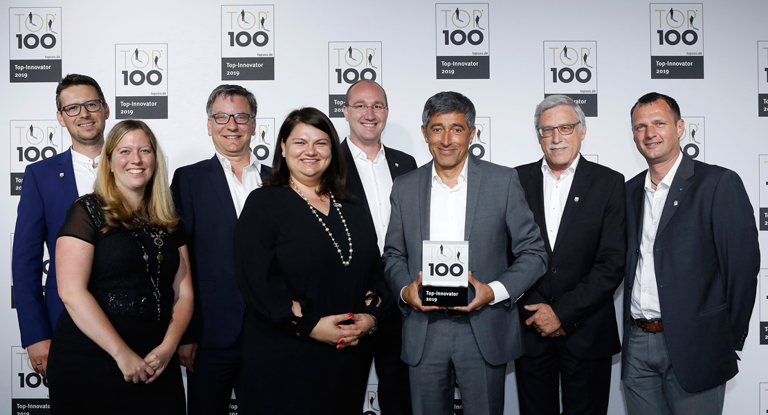 Das Bild zeigt die Preisverleihung des Top 100 Innovator im Mittelstand Awards an Aumüller