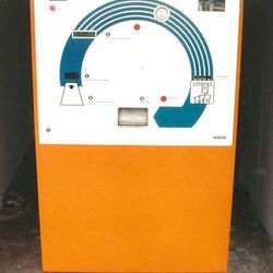 Das Bild zeigt einen Kassenautomaten des AUMUELLER carparks aus 1980