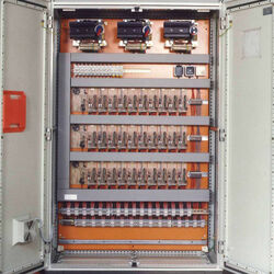 Auf dem Bild ist ein Sicherungsschrank der EMB5000 RWA Zentrale von AUMUELLER zu sehen 