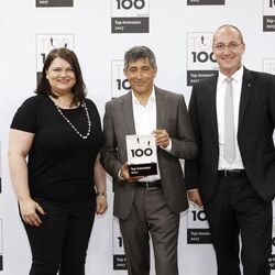 Das Bild zeigt die Preisverleihung des Top 100 Innovator 2017 Awards für Aumüller als Innovationsführer des deutschen Mittelstands 2017 der von Ranga Yogeshwar und Prof. Dr. Nikolaus Franke an Ramona Meinzer übergeben wird