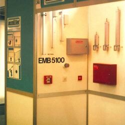 Auf dem Bild ist ein Messestand zur Präsentation der EMB5100 RWA Zentrale aus dem Jahr 1985 zu sehen
