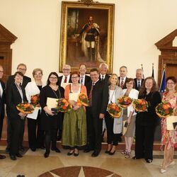 Das Bild zeigt ein Gruppenfoto der Verleihung der bayerischer Staatsmedaille für besondere Verdienste um die bayerische Wirtschaft