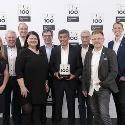 Das Bild zeigt die Preisverleihung des Top 100 Innovator 2018 Awards für Aumüller als Innovationsführer des deutschen Mittelstands 2018 der von Ranga Yogeshwar, Prof. Dr. Nikolaus Franke und compamedia an Ramona Meinzer übergeben wird