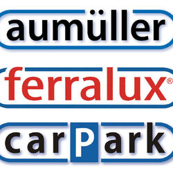 Auf dem Bild sind die Logos von AUMUELLER ferralux und CarPark ais dem Jahr 2000 zu sehen. Alle sind Schriftzüge umrandet mit einem blauen Oval der "ferralux" Schriftzug ist rot und das "P" das Parkplatz Symbol