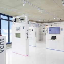Das Bild zeigt den neuen Aumüller Showroom aus 2015 mit Beispieldarstellung der vent-Lüftung und des ferralux RWA-Prinzips